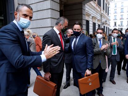 El líder de Vox, Santiago Abascal, arropado por diputados de su grupo en el exterior del Congreso, que ha rechazado este jueves la moción de censura propuesta por su partido.