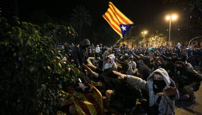 Joves en una protesta a Barcelona per la sentència del Suprem.