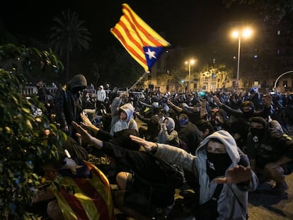 Joves en una protesta a Barcelona per la sentència del Suprem.