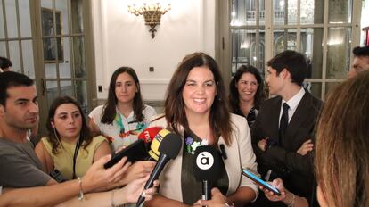 La eurodiputada socialista Sandra Gómez minutos antes del pleno extraordinario en el que ha presentado su renuncia al acta como concejala de Valencia.