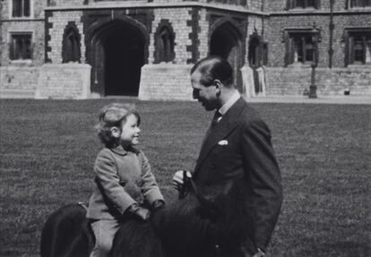 El documental con imágenes inéditas recoge muchos momentos en los que las princesas niñas, a finales de 1930, juegan con algunos de sus familiares, como en esta instantánea de Isabel II con el duque de Kent, tío por parte de padre, en el castillo de Windsor. 