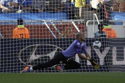 El guardamenta de Argelia la pifió el día de su estreno y corrió la misma suerte que Robert Green, viéndose relegado al banquillo en el siguiente partido. Su equipo perdió 1-0 ante Eslovenia.