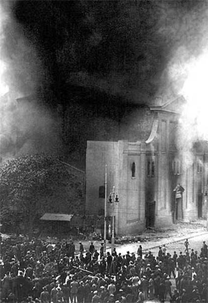 Madrid, 11 de mayo de 1931. Iglesia de la Flor ardiendo.
