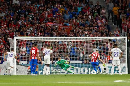 Carrasco bate a Lunin en el penalti que supuso el gol de la victoria del Atlético sobre el Madrid.