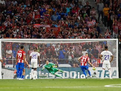 Carrasco bate a Lunin en el penalti que supuso el gol de la victoria del Atlético sobre el Madrid.