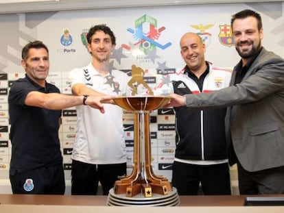 Neves, Cabestany, Nunes y Mu&ntilde;oz, con el trofeo. 