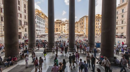 La plaza de la Rotonda vista desde el Panteón de Roma (o Panteón de Agripa), del siglo II.