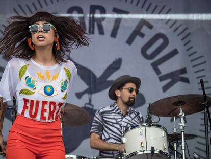 Alynda Segarra durante una actuación con su banda Hurray for the Riff Raff, en un festival en Newport, en julio de 2017.