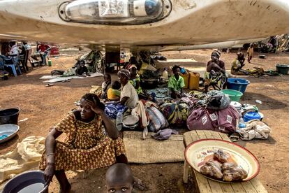 La población refugiada en el aeropuerto busca cobijarse con lo que puede ante la falta de ayuda humanitaria. Sólo algunas decenas de familias, de cien mil personas, han recibido materiales plásticos para poder hacerse una tienda.