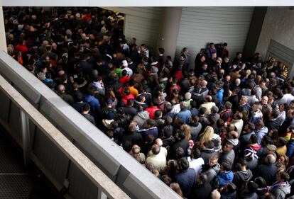 Cues a l'entrada de l'estadi Santiago Bernabéu pels registres abans del partit entre el Reial Madrid i el Barça.