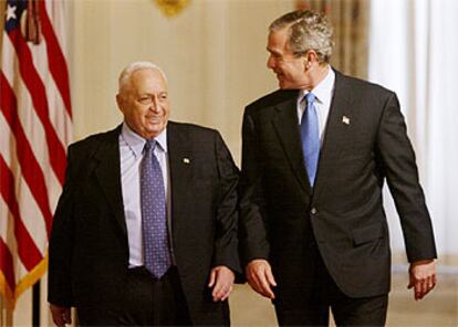 El primer ministro Sharon y el presidente Bush, antes de celebrar ayer la rueda de prensa conjunta.