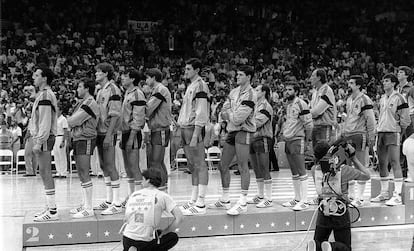 A seleção espanhola conquistou a medalha de prata nas Olimpíadas de Los Angeles de 1984 depois de ser derrotada na final contra os Estados Unidos por 96 a 65. Apesar da derrota, continua sendo um dos grandes marcos do basquete espanhol em uma Olimpíada de que a Rússia, uma das grandes potências mundiais, não participou.