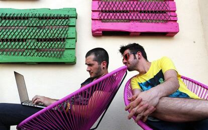 Ismael Prego, ‘Wismichu‘, con el ordenador, y Raúl Álvarez, ‘Auronplay’, estrellas de YouPlanet.