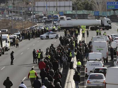 In pictures: Taxi drivers stage protest outside Fitur tourist fair