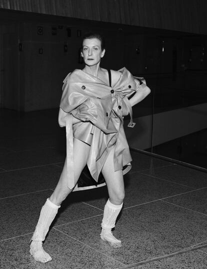 Dócil suave. «Esta fue la última foto que hicimos. Pablo quería absolutamente estas medias de punto y ese abrigo de cuero, dócil y suave de Givenchy. Yo estoy incomoda. ¡Y eso mola!».(Trench sin mangas de GIVENCHY, top de la coreógrafa y calcetines de ACNE STUDIOS.)