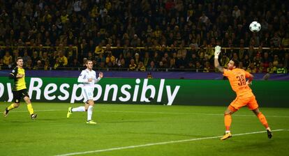El jugador Gareth Bale, del Real Madrid, anota el primer gol de su equipo y el primero del partido.