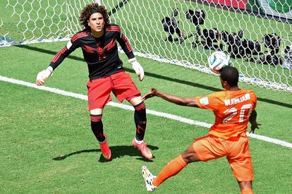 Georginio Wijnaldum frente al portero mexicano Guillermo Ochoa.