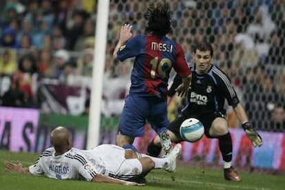 Roberto Carlos se tira a los pies de Messi, dispuesto a batir a Casillas.