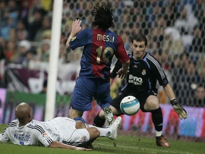Roberto Carlos se tira a los pies de Messi, dispuesto a batir a Casillas.