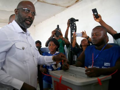 O ex-jogador de futebol George Weah vota no segundo turno das eleições presidenciais em Monrovia, na terça-feira