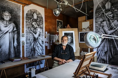 Carlos Muñoz de Pablos, delante de cartones y bocetos para vidrieras, en su casa estudio de Segovia, el 14 de agosto.