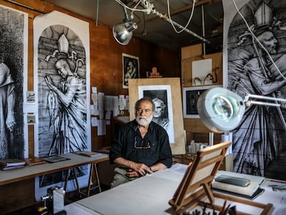 Carlos Muñoz de Pablos, delante de cartones y bocetos para vidrieras, en su casa estudio de Segovia, el 14 de agosto.