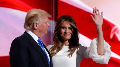 Melania Trump junto a su marido Donald Trump en una convención de su partido.