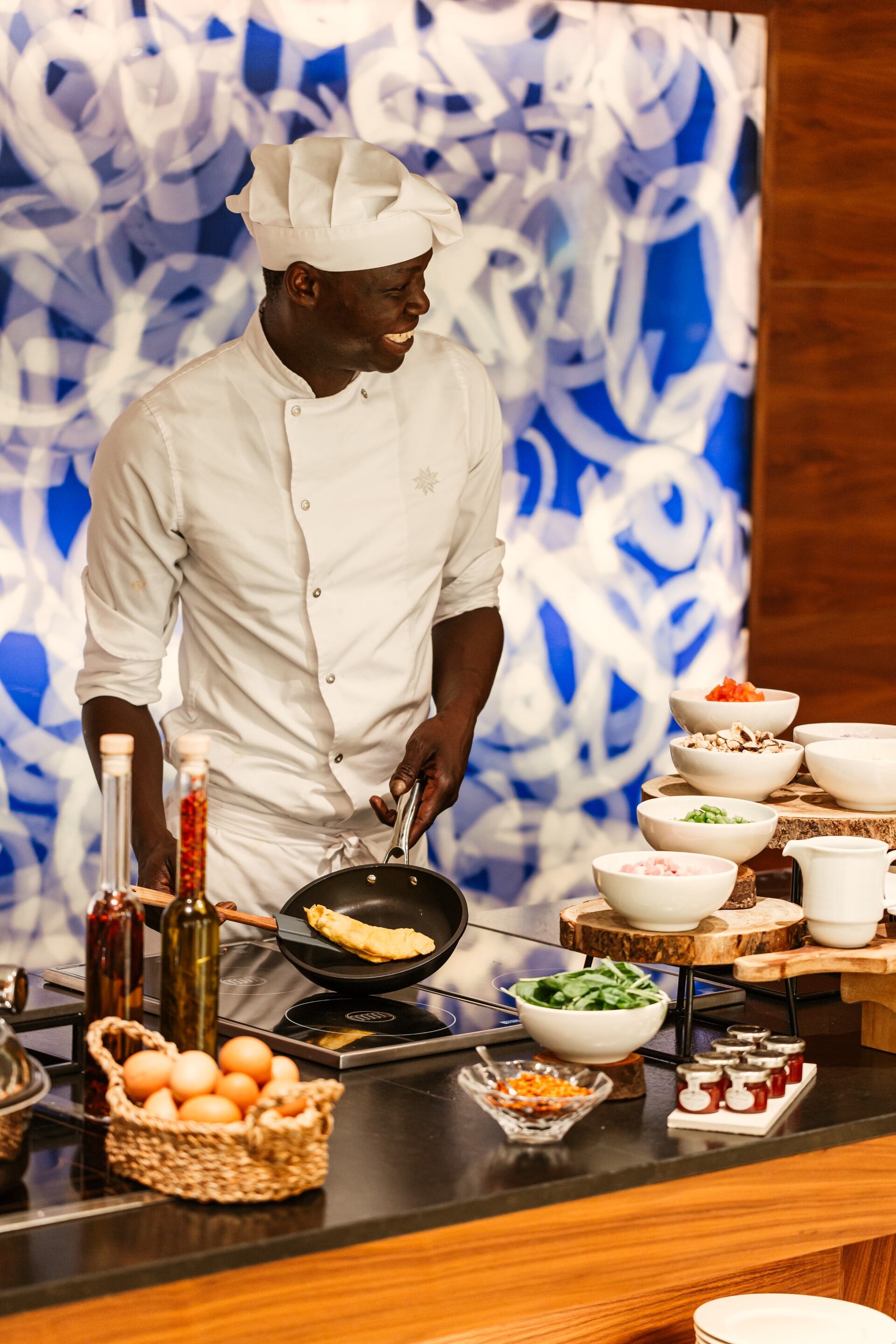 Un cocinero atiende el puesto de huevos en el Gran hotel Ibiza, en una imagen proporcionada por el hotel.