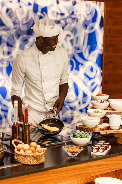 Un cocinero atiende el puesto de huevos en el Gran hotel Ibiza, en una imagen proporcionada por el hotel.