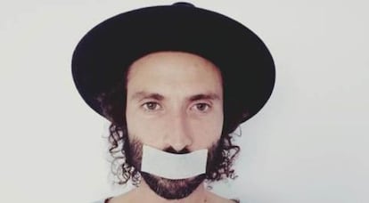 Leiva con un esparadrapo a la boca en señal de protesta.