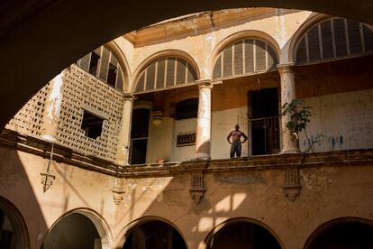 Un gran edificio colonial en ruina vendido a la vecina escuela de ballet Lizt Alfonso, que va a renovarlo. La mayoría de los habitantes de las 52 viviendas han sido evacuados a albergues o casas nuevas. Alexis Vell Williams vigila la casa de su tía para que no la desvalijen.