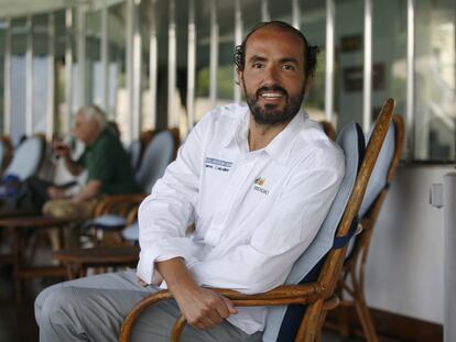 El nadador Jaime Caballero en la terraza del Club Naútico, ayer en San Sebastián.