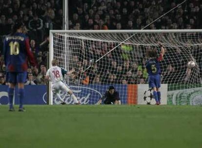 Momento en que Valdés encaja el gol del empate.
