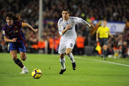 Puyol e Cristiano Ronaldo durante um jogo entre Barcelona e Real Madrid no Camp Nou, no dia 28 de novembro de 2009.