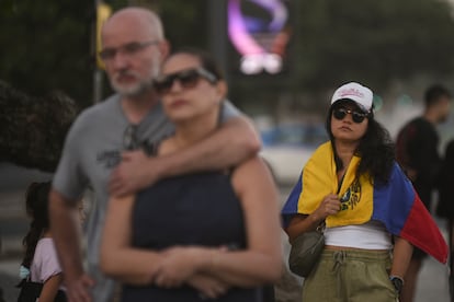 Venezolanos participan en la concentración en las calles de Río de Janeiro, Brasil. 