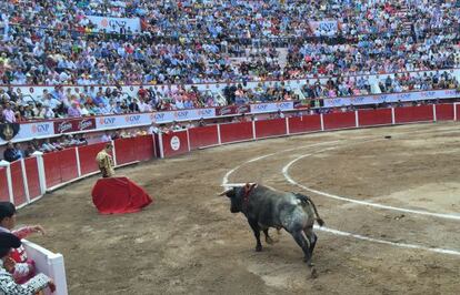 Inicio de faena al segundo de 'El Payo'.