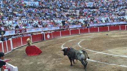 Inicio de faena al segundo de &#039;El Payo&#039;.