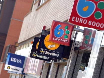 Varias sucursales bancarias en una calle de Madrid.