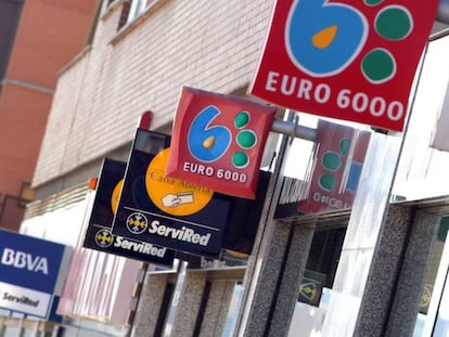 Varias sucursales bancarias en una calle de Madrid.