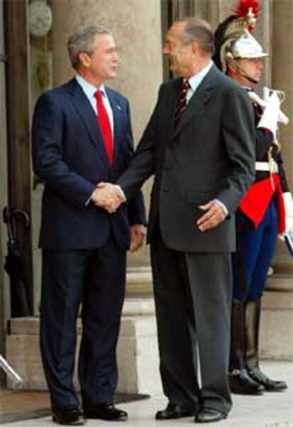 Jacques Chirac recibe en París al presidente estadounidense con un apretón de manos.