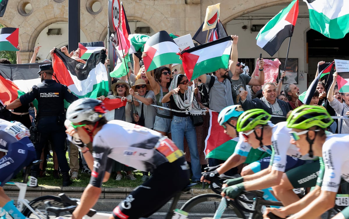 1500 policías blindan el ascenso final de la Vuelta a la Bola del Mundo ante las movilizaciones convocadas por ecologistas y propalestinos
