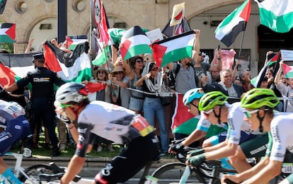 Un centenar de personas protesta en Valladolid contra la guerra de Israel en Gaza este viernes.