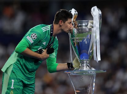 Courtois besa la copa tras su actuación estelar en la final frente al Liverpool.