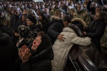 Funeral por cuatro militares ucranios muertos durante un ataque aéreo en una base militar en Yarokiv. La vice primera ministra de Ucrania, Iryna Vereshchuk, ha denunciado este miércoles que las tropas rusas están disparando desde el hospital regional de Cuidados Intensivos de Mariupol (sudeste), con el que se hicieron el martes y en el que tienen unos 400 rehenes.