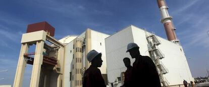 Trabajadores de la planta nuclear de Bushehr, situada al sur de Teherán, en una imagen de archivo de 2010.