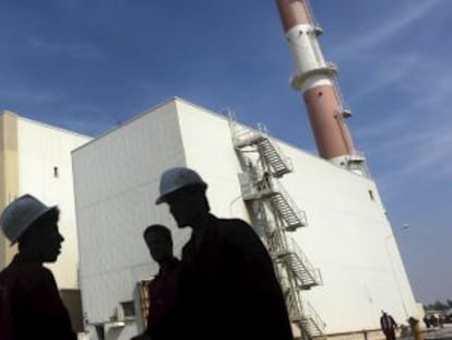 Trabajadores de la planta nuclear de Bushehr, situada al sur de Teherán, en una imagen de archivo de 2010.