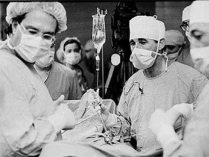 Momento de una operación en el hospital de Txagorritxu.