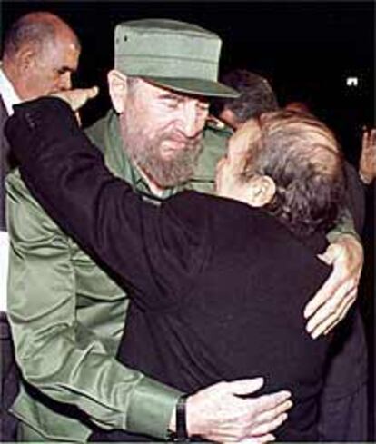 Fidel Castro abraza a Abdelaziz Buteflika en el aeropuerto de Argel.