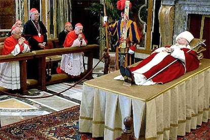 La sala Clementina del Vaticano ha abierto hoy sus puertas durante tres horas y media para el primer desfile ante el cadáver del Papa Wojtyla, reservado a los miembros de la curia romana y, por primera vez, a las autoridades italianas y al Cuerpo Diplomático. El acto ha permitido a las televisiones italianas, que han retransmitido en directo el acto, ofrecer las primeras imágenes de la muerte del Sumo Pontífice.