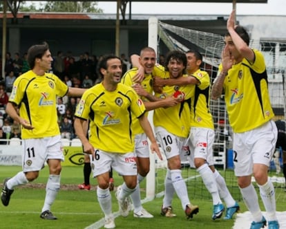 Los jugadores del Hércules celebran el gol de Portillo contra el Real Unión.